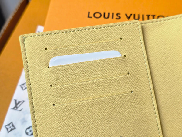 LV M14770 Portapassaporto in tela monogrammata grigia e gialla e pelle di mucca