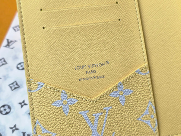 LV M14770 Portapassaporto in tela monogrammata grigia e gialla e pelle di mucca