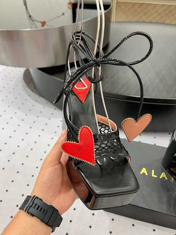 SANDALI ALAIA BANQUET CON ZEPPA IN PELLE DI AGNELLO NERA CON CUORE ROSSO