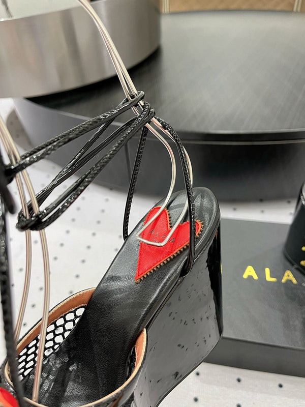 SANDALI ALAIA BANQUET CON ZEPPA IN PELLE DI AGNELLO NERA CON CUORE ROSSO