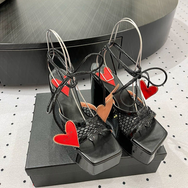 SANDALI ALAIA BANQUET CON ZEPPA IN PELLE DI AGNELLO NERA CON CUORE ROSSO