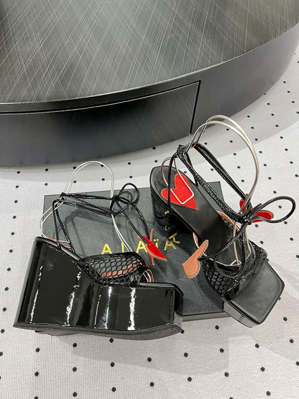 SANDALI ALAIA BANQUET CON ZEPPA IN PELLE DI AGNELLO NERA CON CUORE ROSSO
