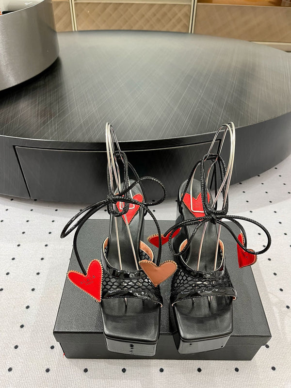 SANDALI ALAIA BANQUET CON ZEPPA IN PELLE DI AGNELLO NERA CON CUORE ROSSO