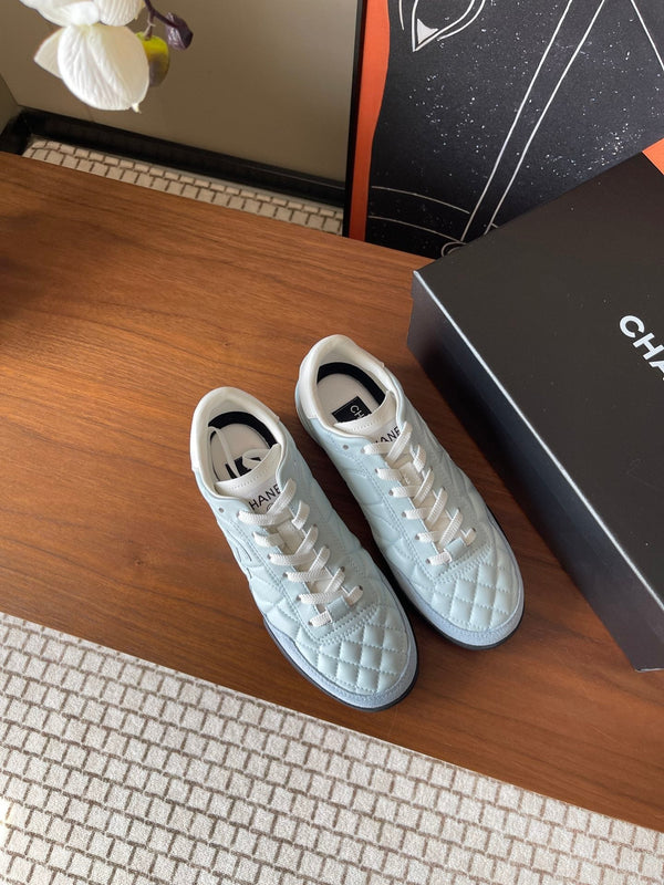 CC 26ss Baskets basses en cuir bleu clair 623163