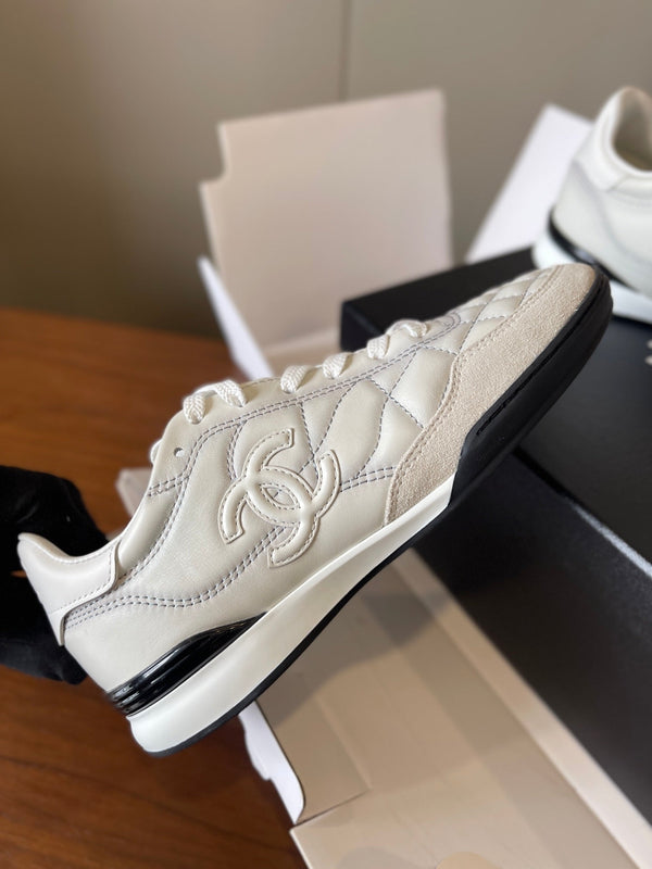 CC Baskets basses 26ss en cuir ivoire 623165