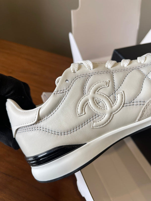 CC Baskets basses 26ss en cuir ivoire 623165
