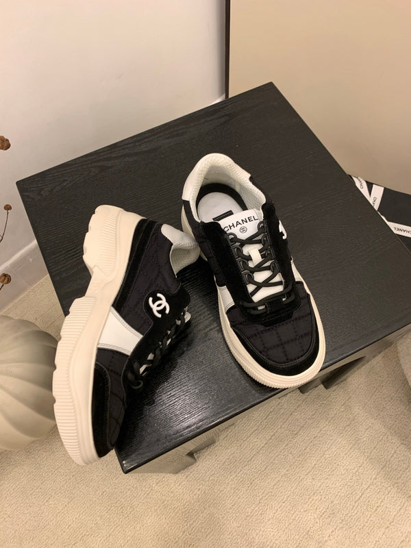 CC Alexander McQueen Sneakers Black White Leather and Ceiling Fabric 537190