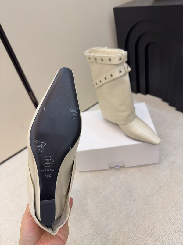 CC 26 Bottine à Boucle en Cuir de Vachette Blanc Cassé 589112