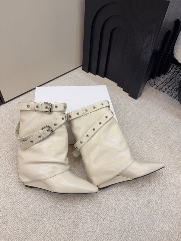 CC 26 Bottine à Boucle en Cuir de Vachette Blanc Cassé 589112