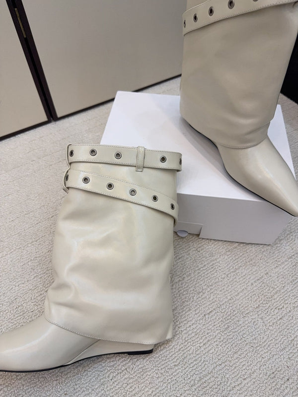 CC 26 Bottine à Boucle en Cuir de Vachette Blanc Cassé 589112