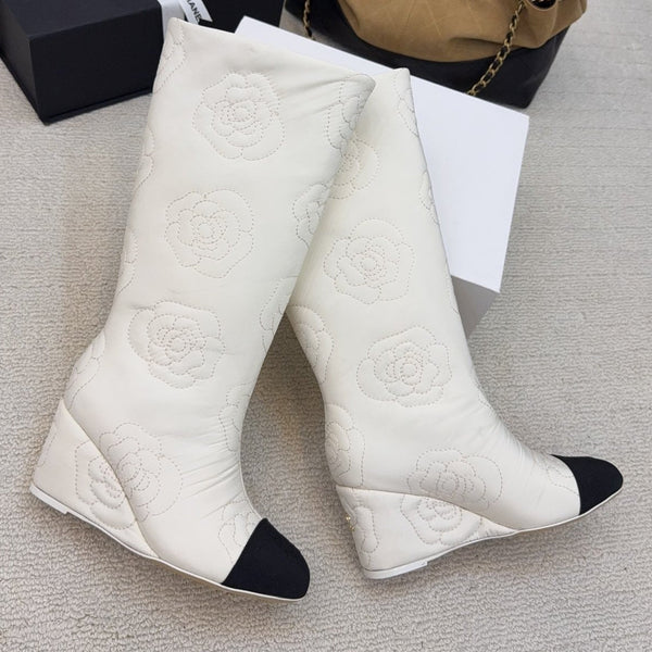 CC 26 Bottine compensée avec motif camélia matelassé Tissu blanc noir 588891