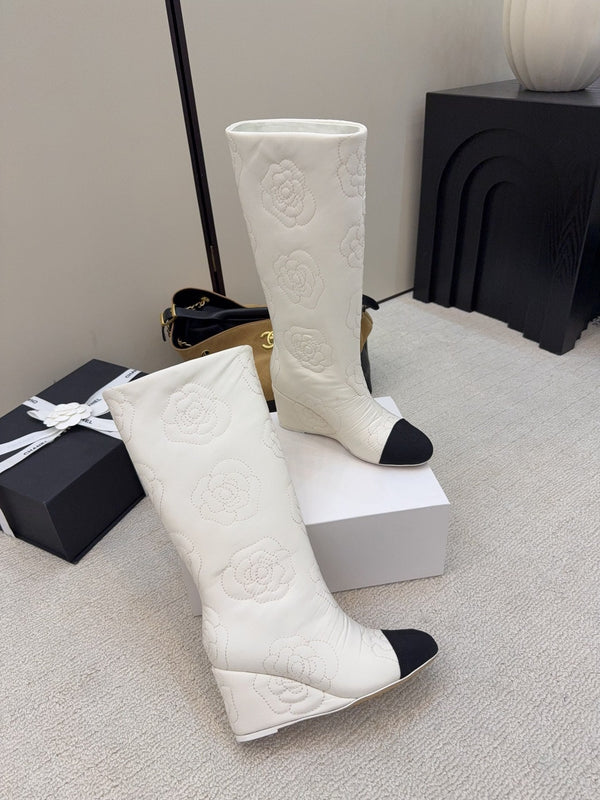 CC 26 Bottine compensée avec motif camélia matelassé Tissu blanc noir 588891