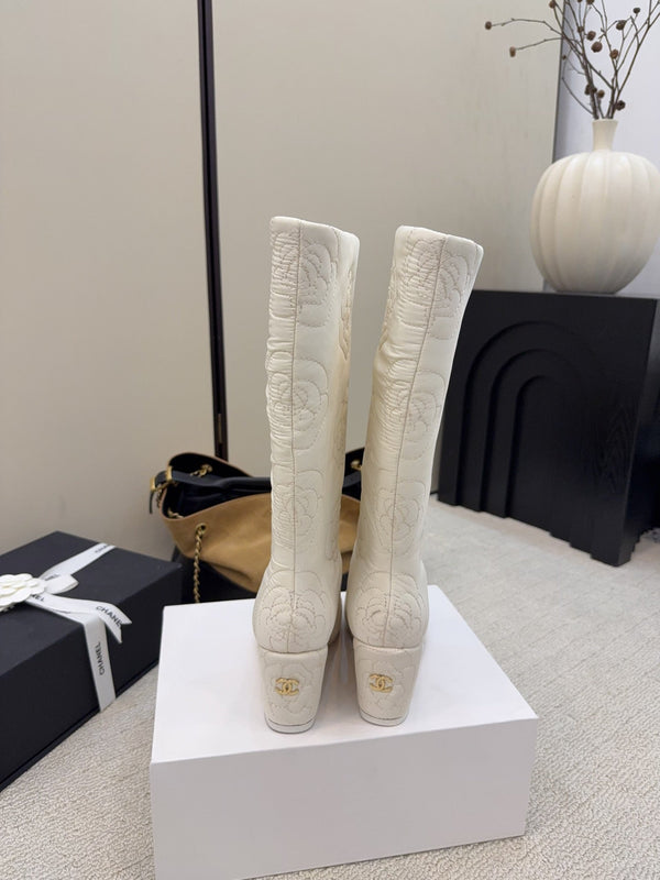 CC 26 Bottine compensée avec motif camélia matelassé Tissu blanc noir 588891