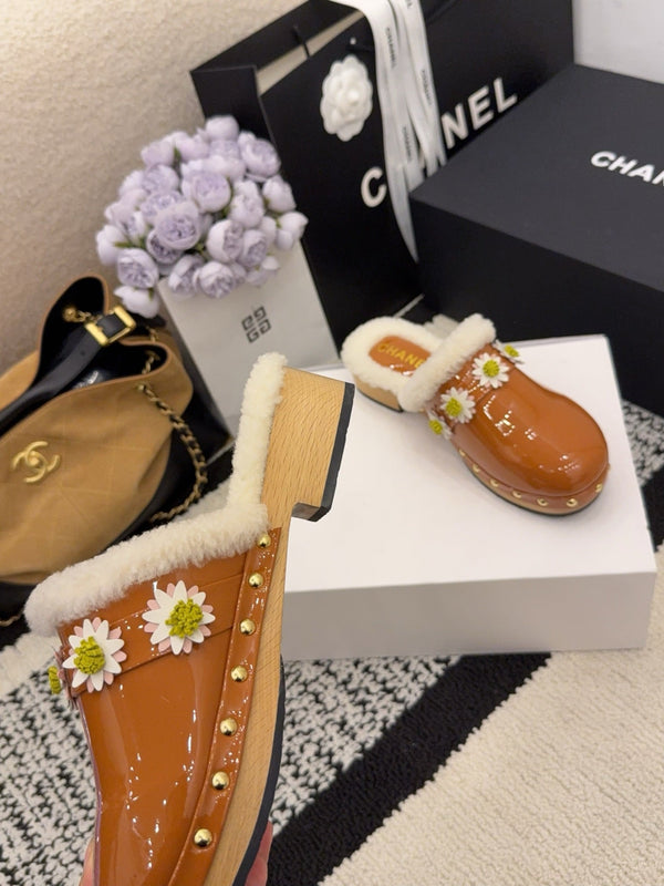 CC 26 Chausson fourré en peau de mouton Daisy Cuir verni marron 588694