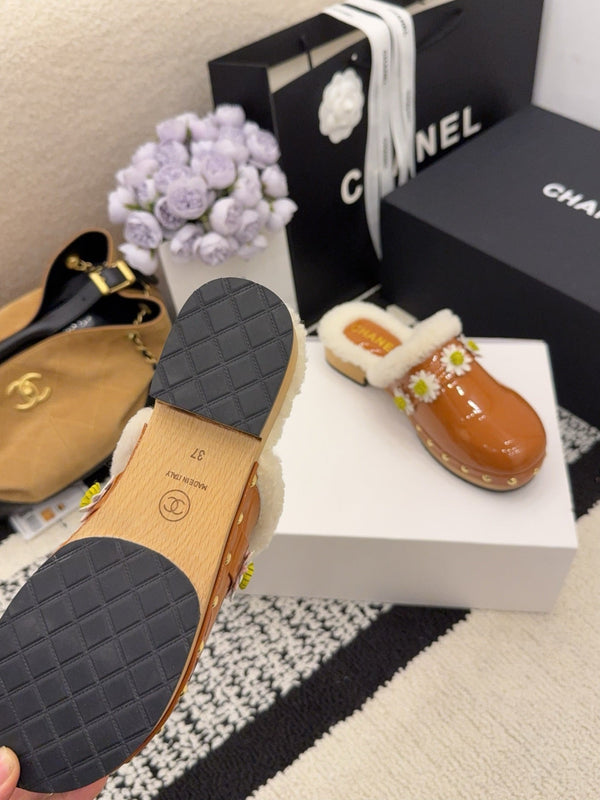 CC 26 Chausson fourré en peau de mouton Daisy Cuir verni marron 588694