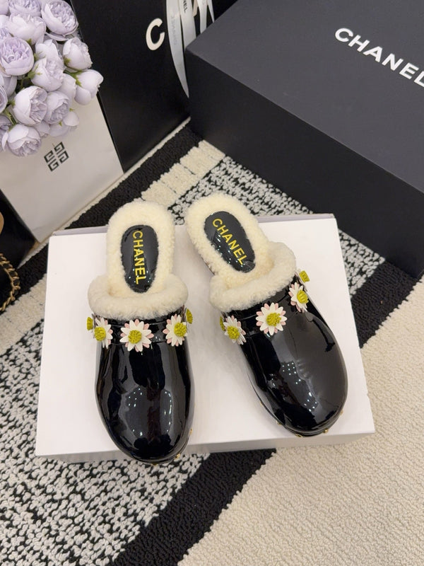 CC 26 Chaussons doublés en peau de mouton Daisy Cuir verni noir 588695