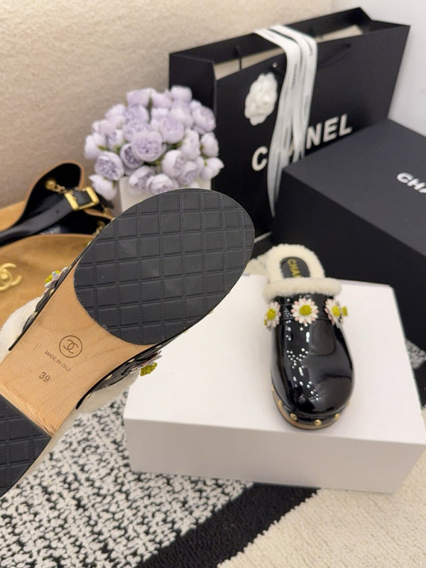 CC 26 Chaussons doublés en peau de mouton Daisy Cuir verni noir 588695