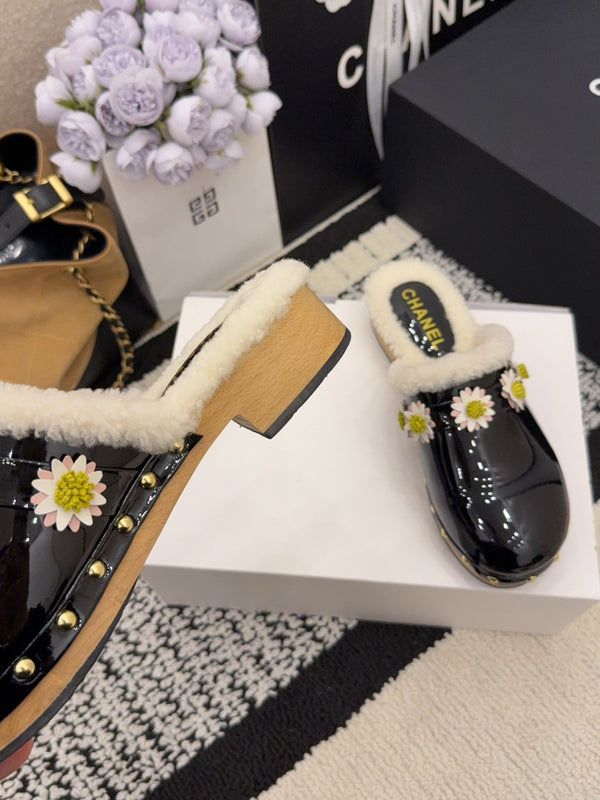 CC 26 Chaussons doublés en peau de mouton Daisy Cuir verni noir 588695