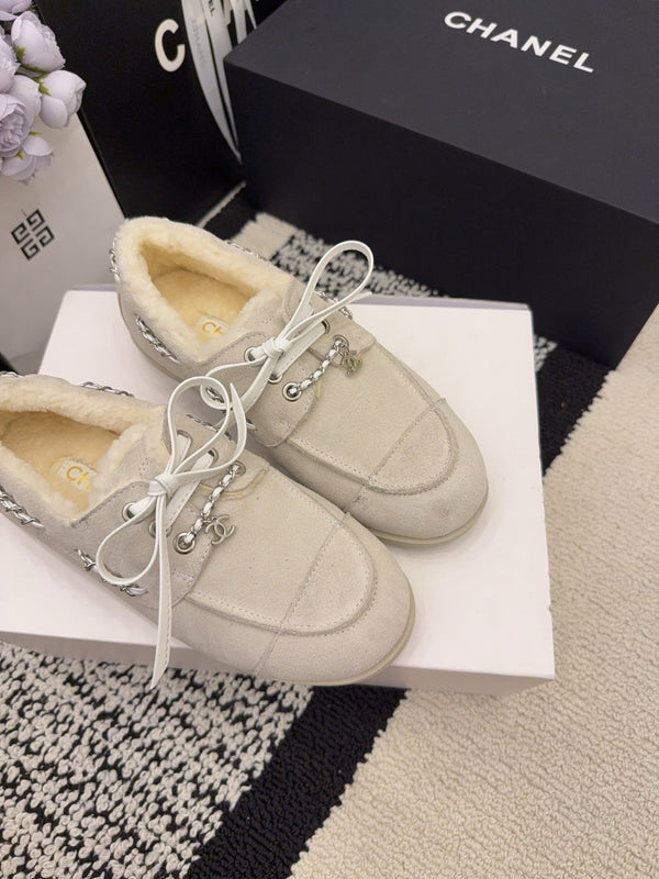 CC 26 Mocassin en Peau Lainée Beige Blanc Daim Laine 588710