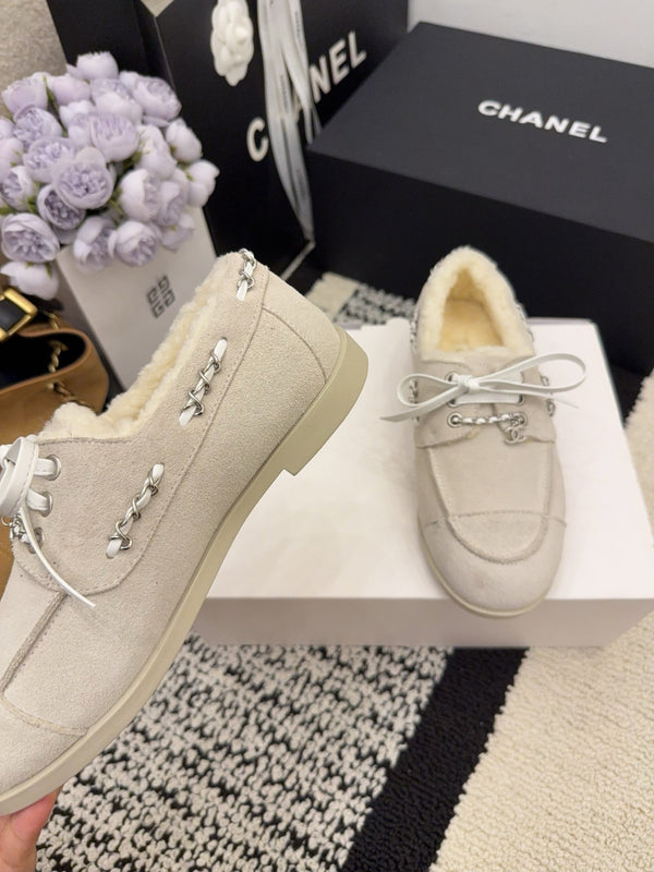 CC 26 Mocassin en Peau Lainée Beige Blanc Daim Laine 588710