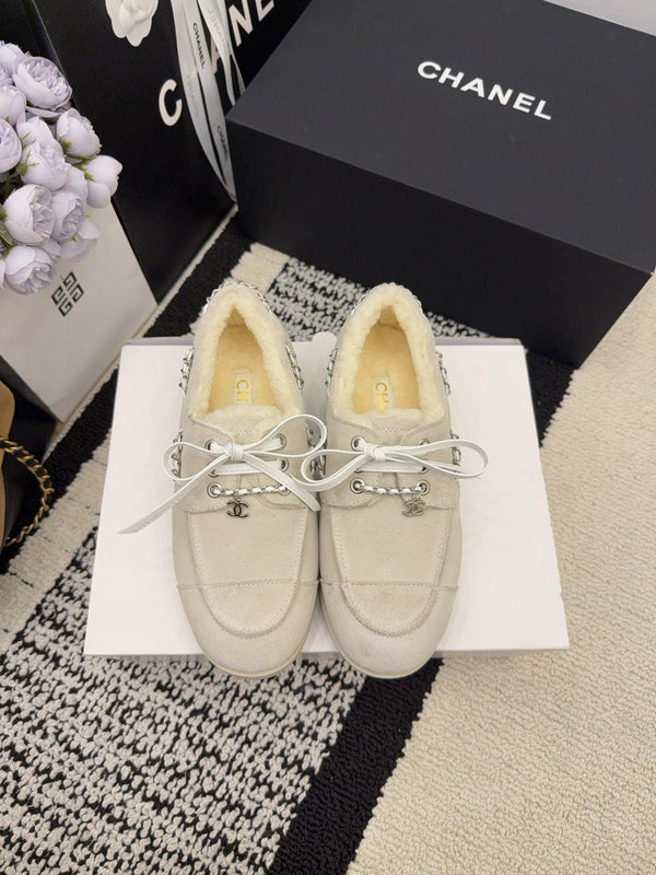 CC 26 Mocassin en Peau Lainée Beige Blanc Daim Laine 588710