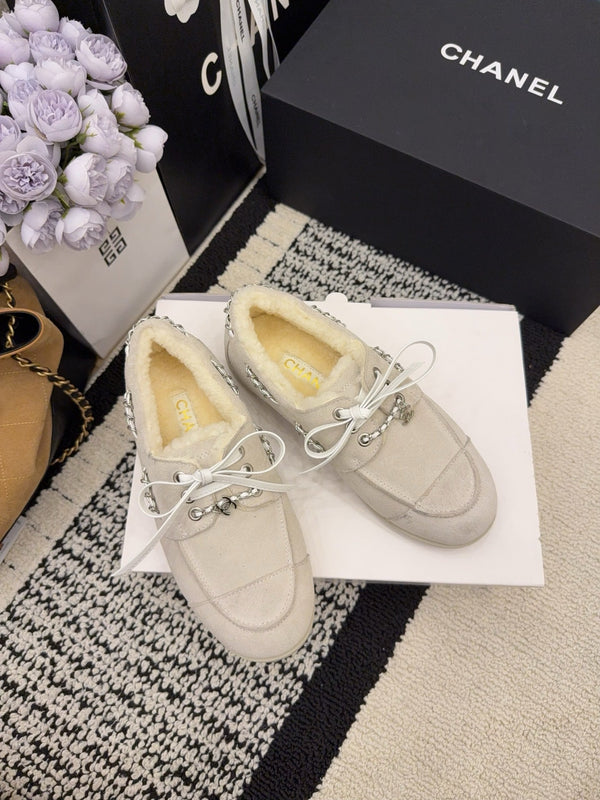 CC 26 Mocassin en Peau Lainée Beige Blanc Daim Laine 588710
