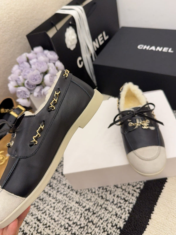 CC 26 Mocassin en Peau Retournée Noir Blanc Cuir Laine 588714