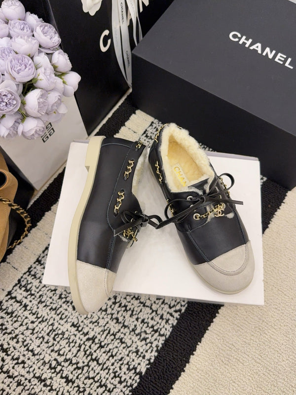 CC 26 Mocassin en Peau Retournée Noir Blanc Cuir Laine 588714