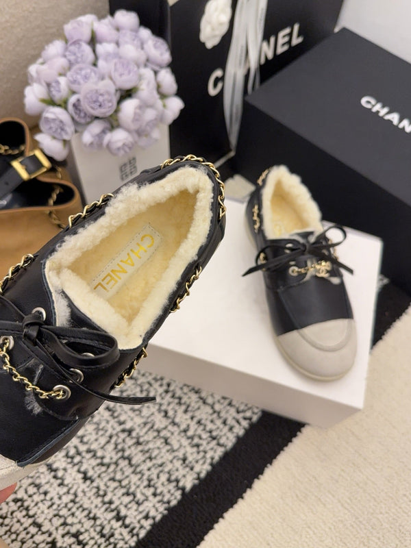 CC 26 Mocassin en Peau Retournée Noir Blanc Cuir Laine 588714