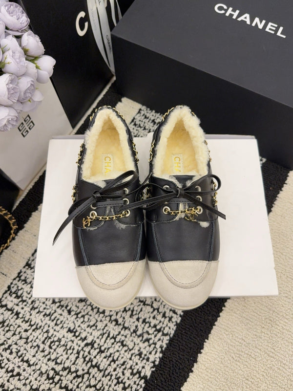 CC 26 Mocassin en Peau Retournée Noir Blanc Cuir Laine 588714