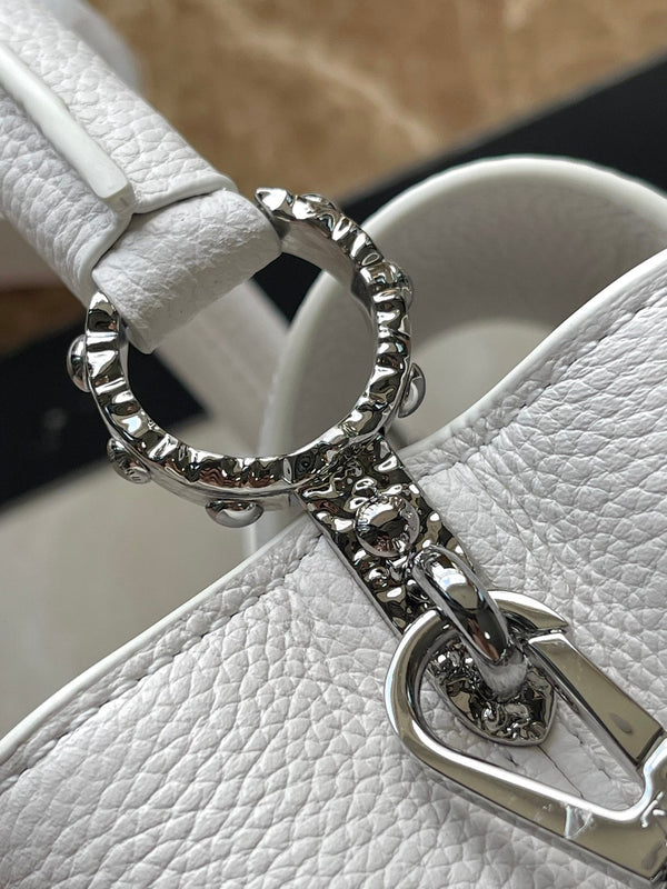 CAPUCINES EAST-WEST MINI 22 IN PELLE DI VITELLO BIANCA CON FERRAMENTA IN ARGENTO