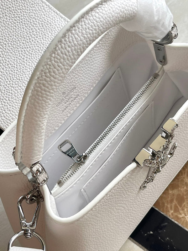 CAPUCINES EAST-WEST MINI 22 IN PELLE DI VITELLO BIANCA CON FERRAMENTA IN ARGENTO