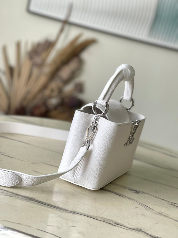 CAPUCINES EAST-WEST MINI 22 IN PELLE DI VITELLO BIANCA CON FERRAMENTA IN ARGENTO