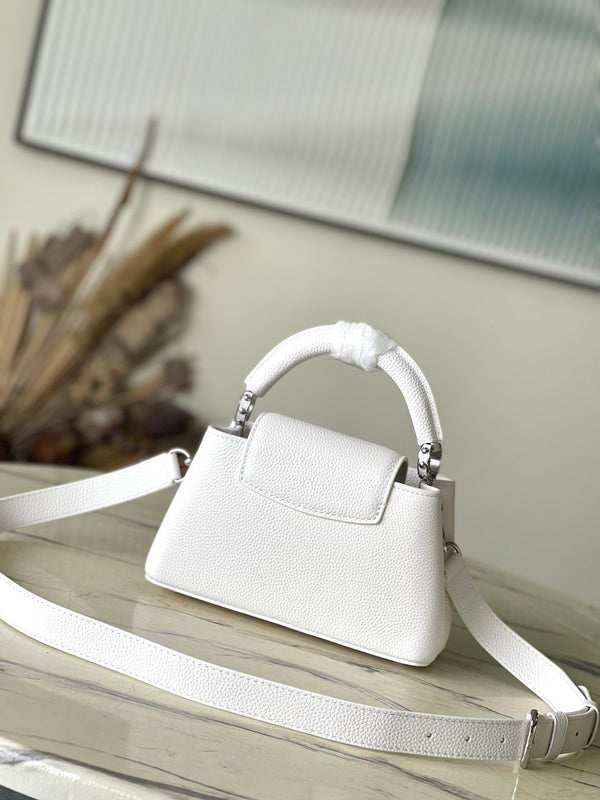 CAPUCINES EAST-WEST MINI 22 IN PELLE DI VITELLO BIANCA CON FERRAMENTA IN ARGENTO