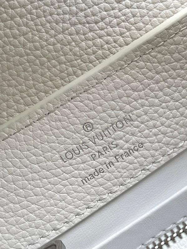 CAPUCINES EAST-WEST MINI 22 IN PELLE DI VITELLO BIANCA CON FERRAMENTA IN ARGENTO