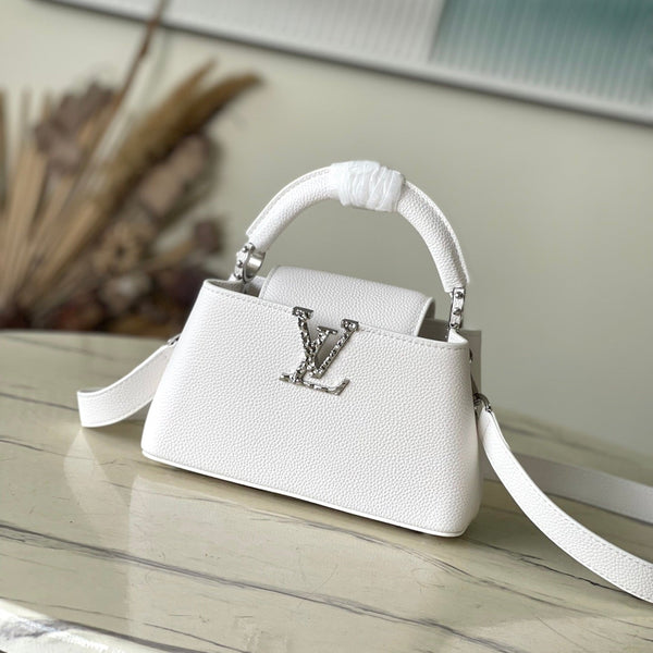 CAPUCINES EAST-WEST MINI 22 IN PELLE DI VITELLO BIANCA CON FERRAMENTA IN ARGENTO