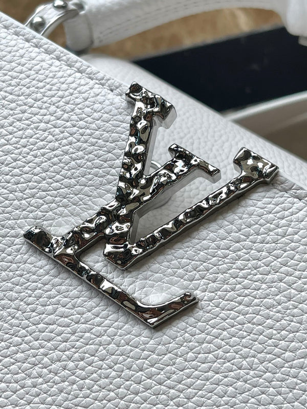CAPUCINES EAST-WEST MINI 22 IN PELLE DI VITELLO BIANCA CON FERRAMENTA IN ARGENTO