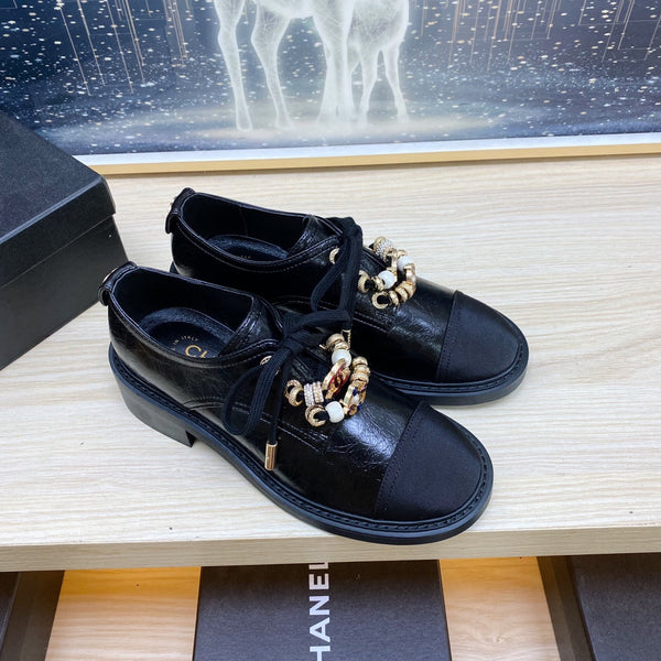 SCARPE CC COMBAT OXFORD IN PELLE DI VITELLO NERA RUGOSA E GROSGRAIN CON PERLA FINTA