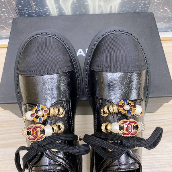 SCARPE CC COMBAT OXFORD IN PELLE DI VITELLO NERA RUGOSA E GROSGRAIN CON PERLA FINTA