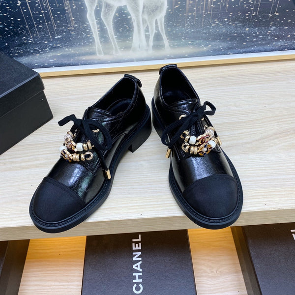 SCARPE CC COMBAT OXFORD IN PELLE DI VITELLO NERA RUGOSA E GROSGRAIN CON PERLA FINTA