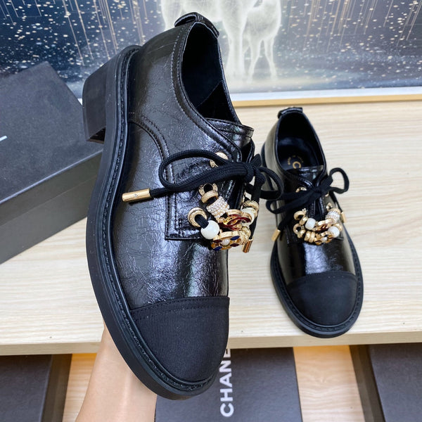 SCARPE CC COMBAT OXFORD IN PELLE DI VITELLO NERA RUGOSA E GROSGRAIN CON PERLA FINTA