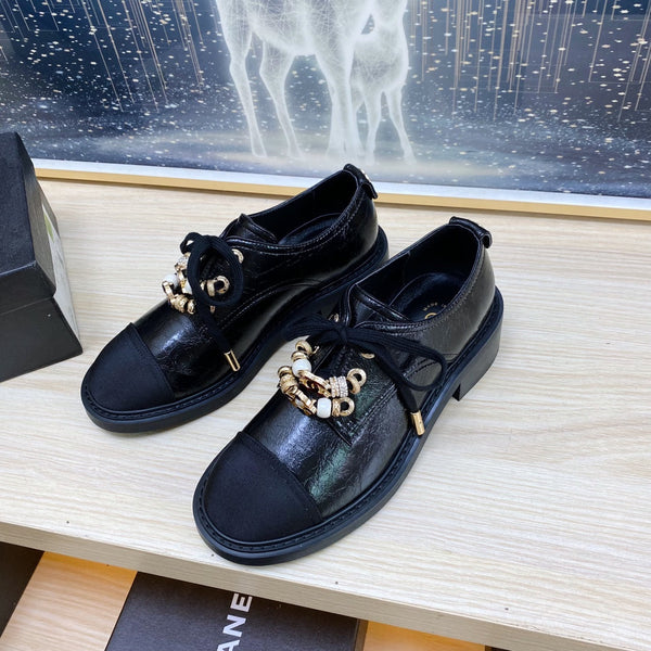 SCARPE CC COMBAT OXFORD IN PELLE DI VITELLO NERA RUGOSA E GROSGRAIN CON PERLA FINTA