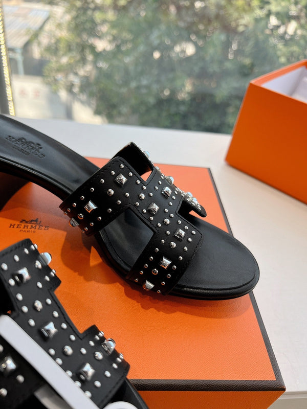 OASIS SANDAL IN BLACK CALFSKIN WITH STUD