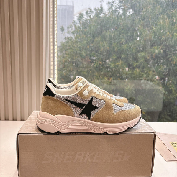SNEAKERS CON SUOLA DA RUNNING IN GLITTER ARGENTO E PECAN PIE IN CAMOSCIO NERO CON STELLA IN PELLE DI VITELLO