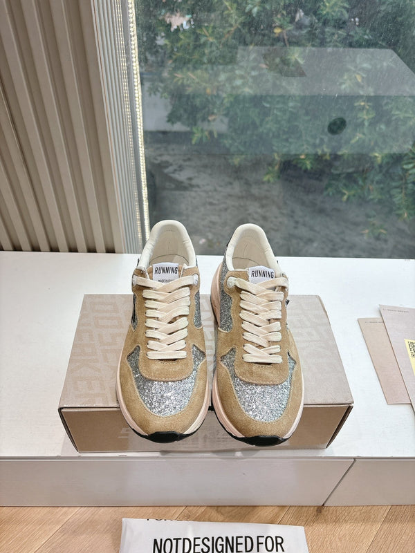 SNEAKERS CON SUOLA DA RUNNING IN GLITTER ARGENTO E PECAN PIE IN CAMOSCIO NERO CON STELLA IN PELLE DI VITELLO