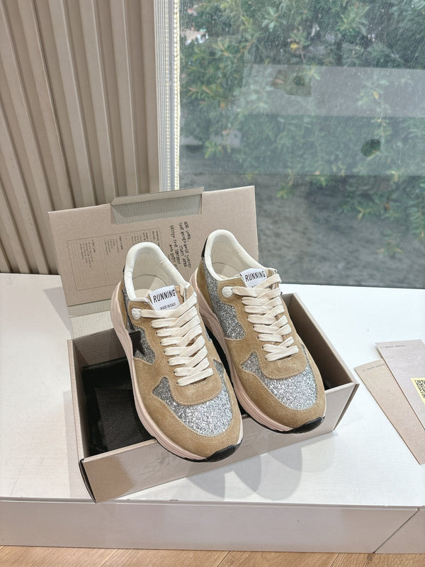 SNEAKERS CON SUOLA DA RUNNING IN GLITTER ARGENTO E PECAN PIE IN CAMOSCIO NERO CON STELLA IN PELLE DI VITELLO