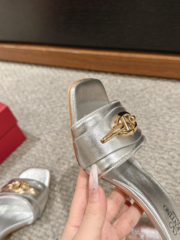 VLOGO SIGNATURE SLIDE SANDAL 60MM IN SILVER CALFSKIN