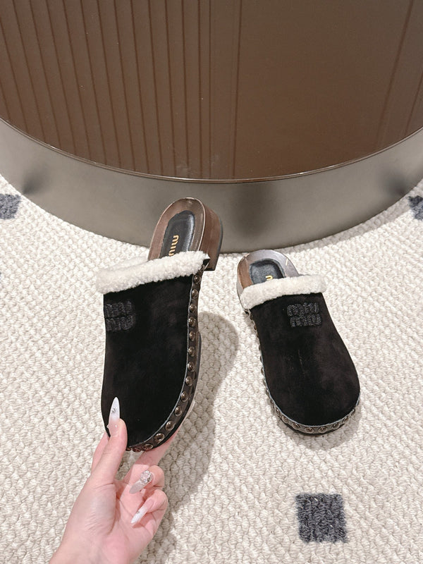 Miumiu 25 Pantoufles garnies de shearling en daim noir et laine 547578
