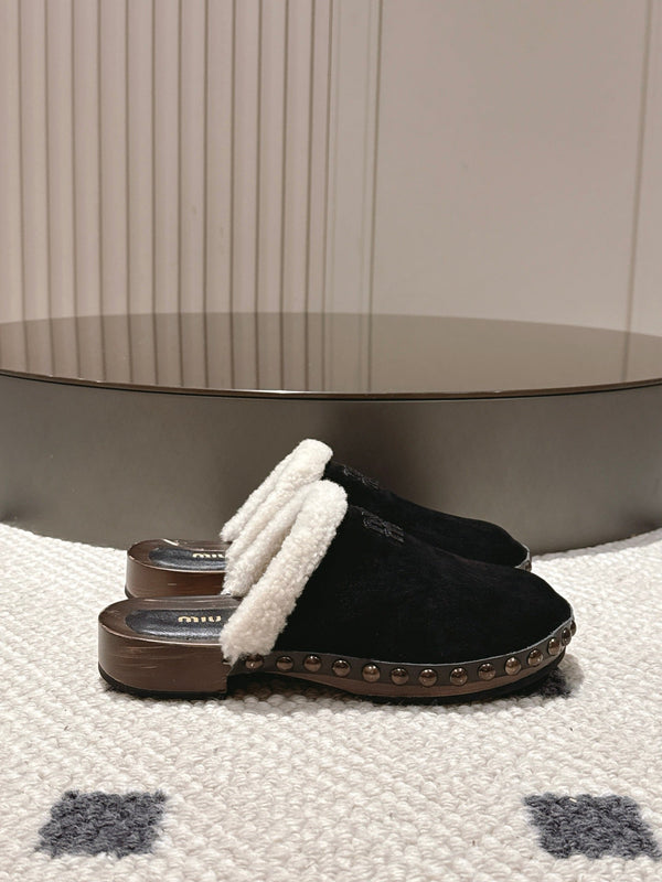 Miumiu 25 Pantoufles garnies de shearling en daim noir et laine 547578
