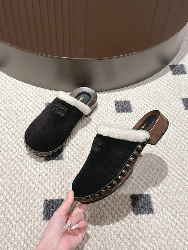 Miumiu 25 Pantoufles garnies de shearling en daim noir et laine 547578